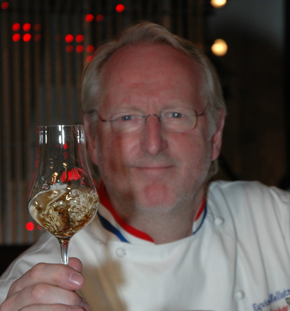 Eivind_Hellstrøm_med_akevittglass