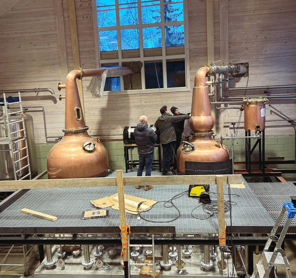 Kringler Gårdsdestilleri i Nannestad er få uker unna produksjonsstart - der råvarer fra gården skal bli omdannet til whisky, gin, akevitt og vodka. Alle foto: Kringler Gjestegård.