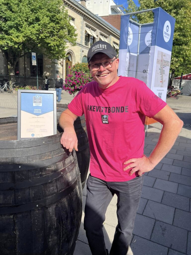 Akevittbonde Svein Berfjord, Inderøy Brenneri. Foto: Inderøy Brenneri.