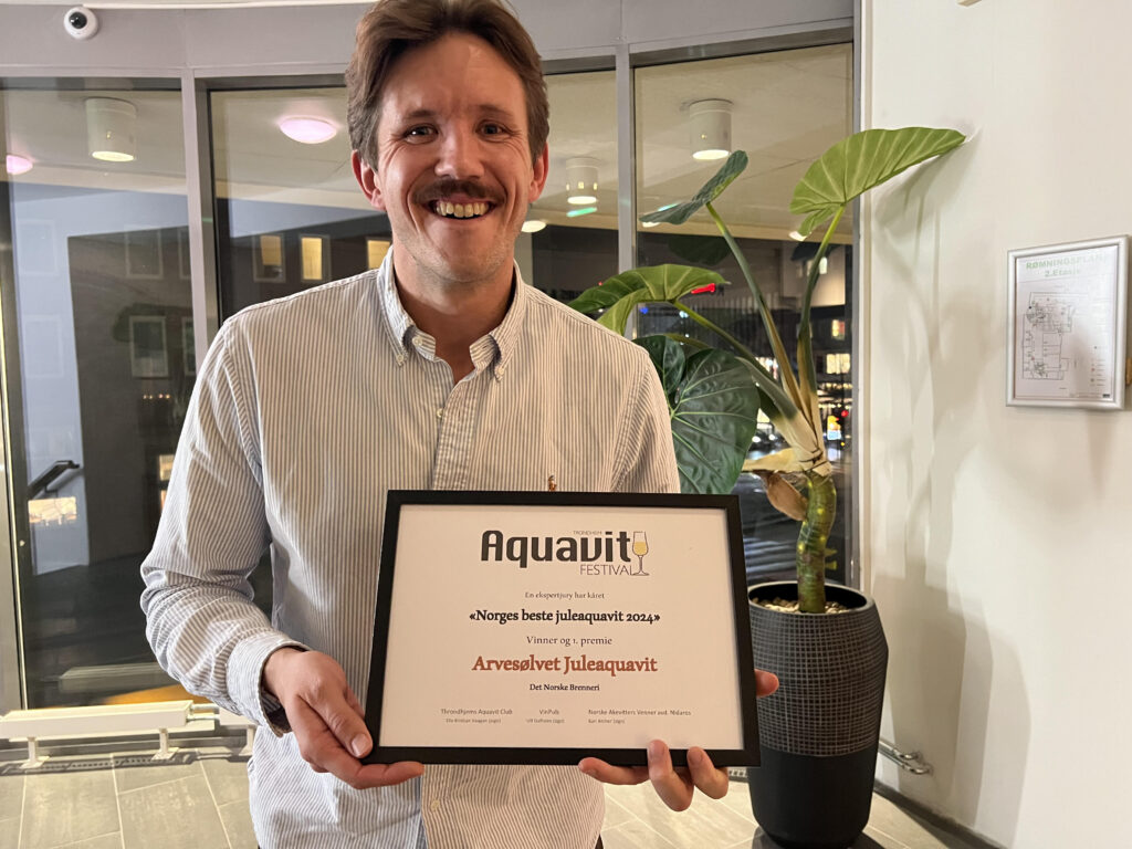 Jakob Nelvik med diplomet