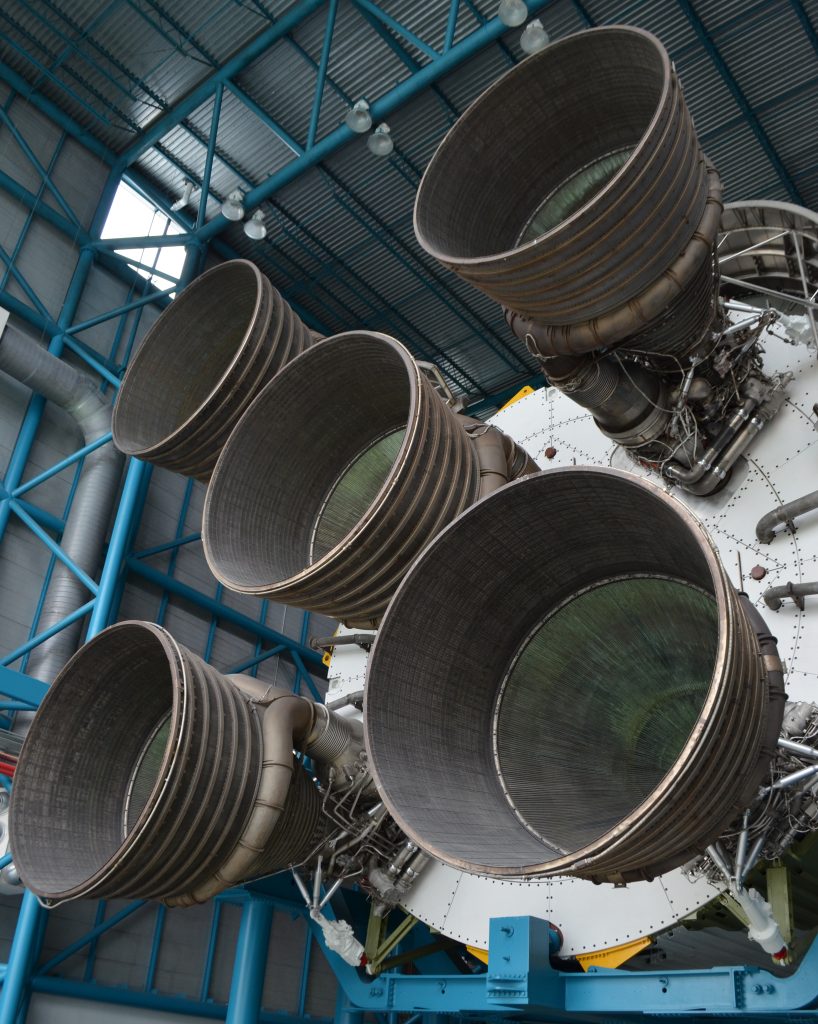 Saturn V der bildet viser første trinn, var den kraftige, tre-trinns bæreraketten som fraktet Apollo 11 fra jorden og sendte det mot månen. Raketten ble skutt opp 16. juli 1969, og 20. juli ble Neil Armstrong og Buzz Aldrin de første menneskene som gikk på månen, mens Michael Collins ventet i bane rundt månen. Foto: LO Ørjasæter.