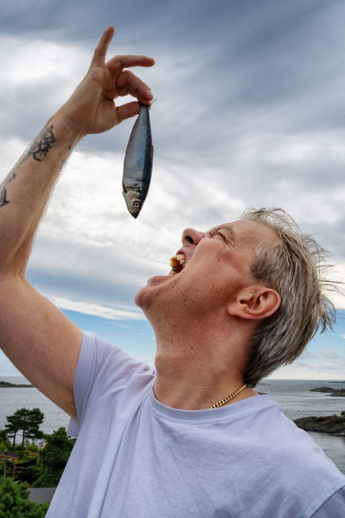 Alex_Rosen_sluker_sild_foto_Per_Bjørkum