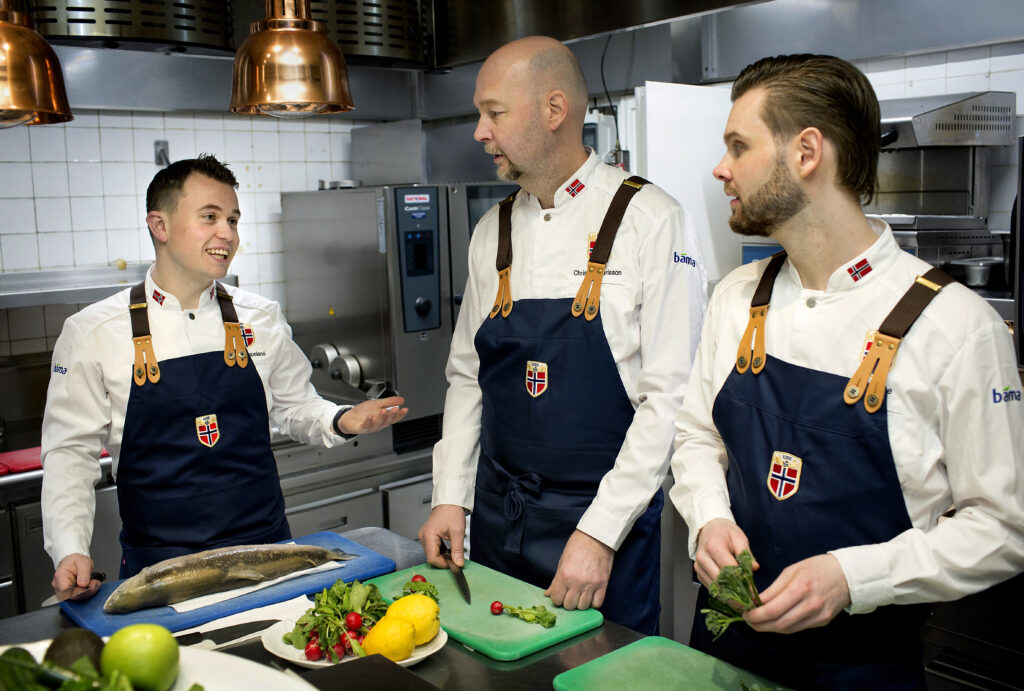 Kokketeamet som serverte norsk mat under fotball-VM i USA, her avbildet på sin første workshop. Fra venstre Aron Espeland, Eirik Tufte og Christian Karlsson. Foto: Mette Møller